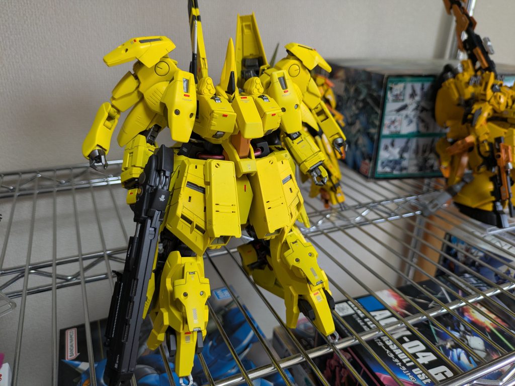 激しい戦闘(写真撮影)で、腰部に深い傷(塗装ハゲ)を負い、アーマーを増強いたしました…(zaku-kao9)これはこれでかっこいい…。