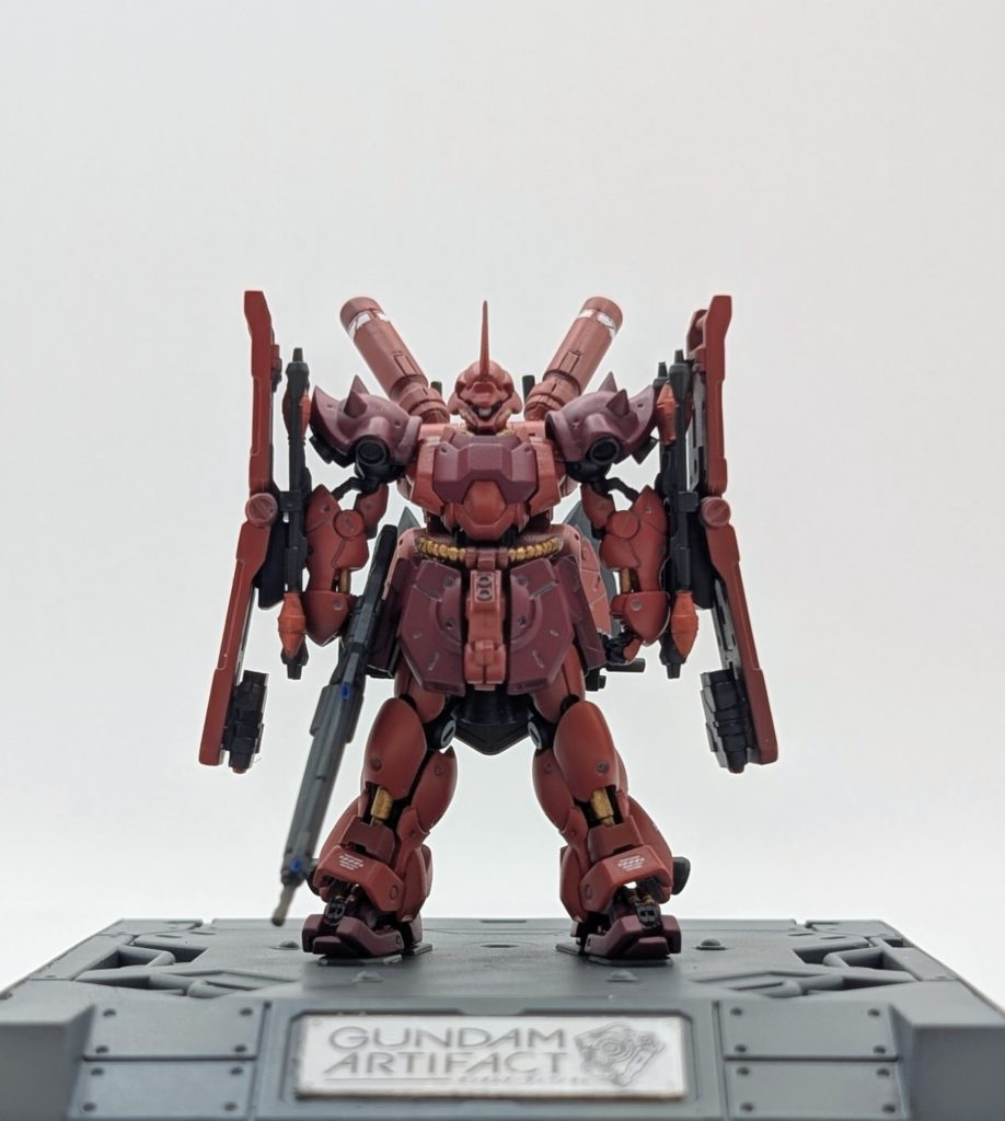 正面今回はシャア専用ギラ・ドーガということでフル・フロンタル機との差別化を図るために、塗装はピンクは使わず朱色寄りのサザビーやシャア専用ディジェのカラーリングを参考にしてみました。武装はシャア専用ディジェの両腕シールドとメイン武器はナイチンゲールのメガビームライフルを装備👍シールドにはオリジナル要素として3連ミサイルランチャーを先端に取り付けました！メガビームライフルの試験機という設定なので追加でプロペラントタンクを付けてます💡