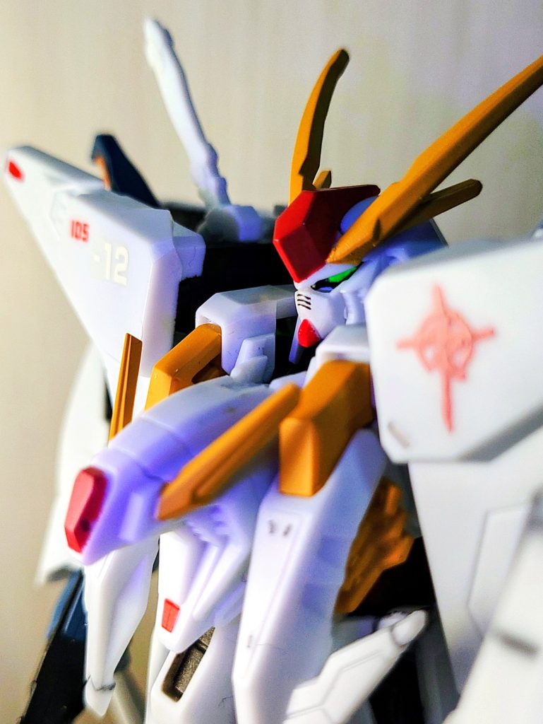 クスィーガンダムは105シャアの考えを有る程度踏襲しているハサウェイシャア(A12)105から12を引くと9393はνガンダム、アムロ逆シャアから閃光のハサウェイへ。。。。。。とアナハイムの粋な整備士が設計やら武器やらペイントやらに遊び心を持たせた感じで如何だったでしょうか(#^皿^#)ｖ