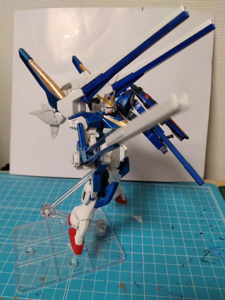 全ての武装が重いので、ポーズをとるのもひと苦労です。地道に手を入れていきます。