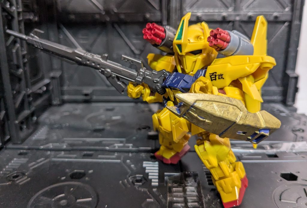サザビーのロングレンジライフルと、ガンダムマークIIのシールドを金に塗って装備しています。こういうライフルも百式に合っていますね。