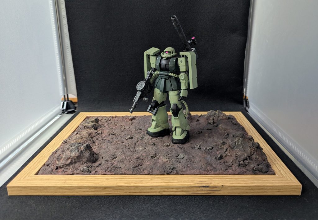 そして今回は新たな試みとして簡易的なジオラマベースを作ってみましたネットで「100均　ジオラマ　簡単」などと検索すると出てくる情報を見ながら作りました