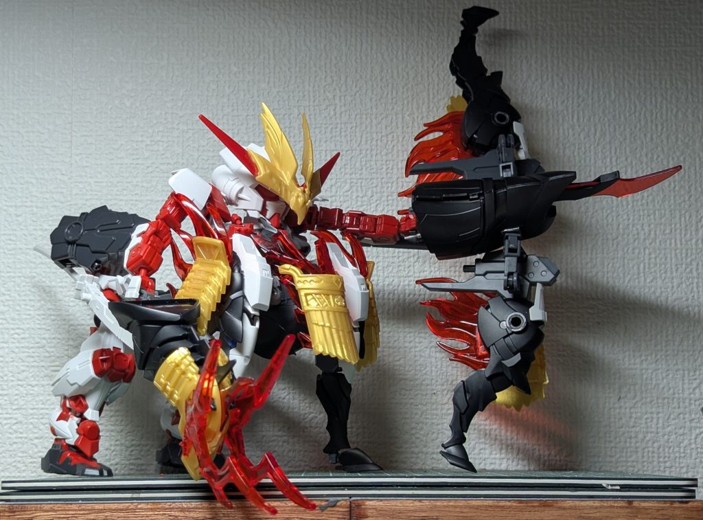 合体後のフル装備状態です。合体に使用しない頭部と後脚は、それぞれ槍と弓に変形します。