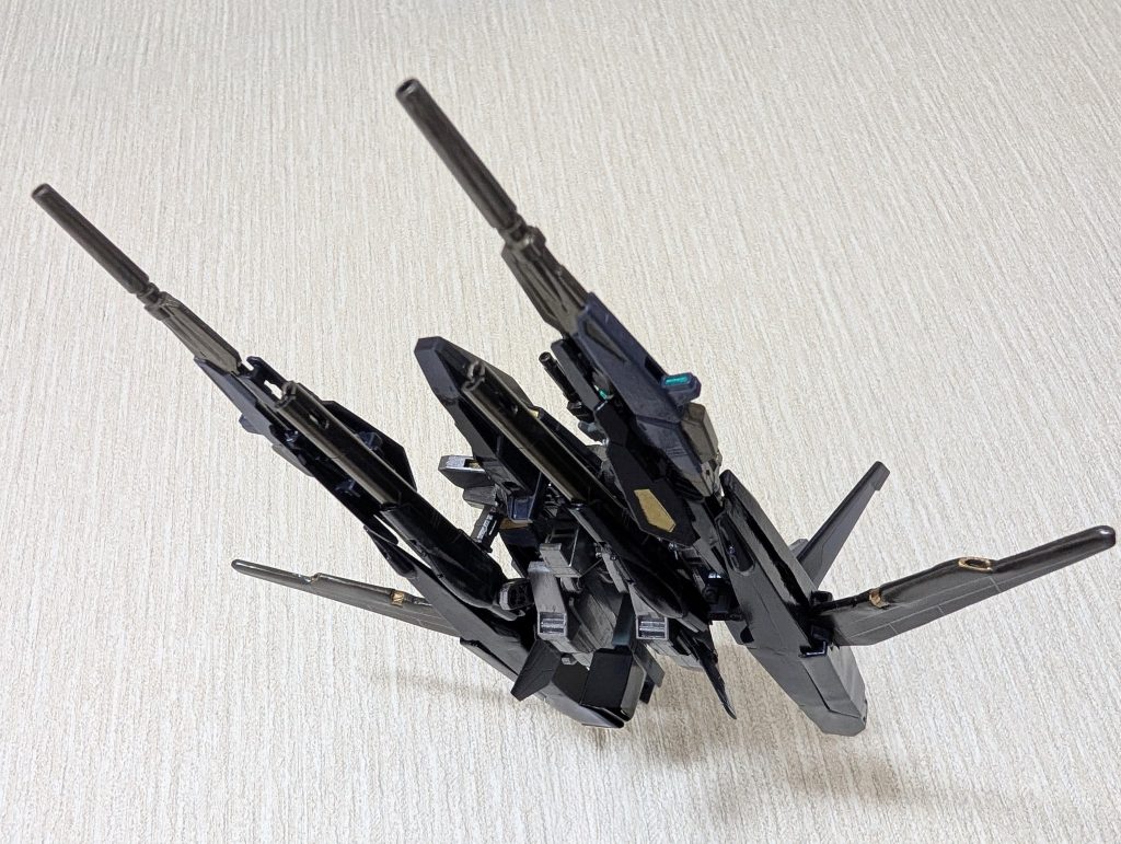 Gストライカー側は機首を後方に折りたたむとジョイントが露出するので、DBブースター後部と接続、ポンツーンを回転させ翼を展開、ライフル後部と接続させてドッキングします。