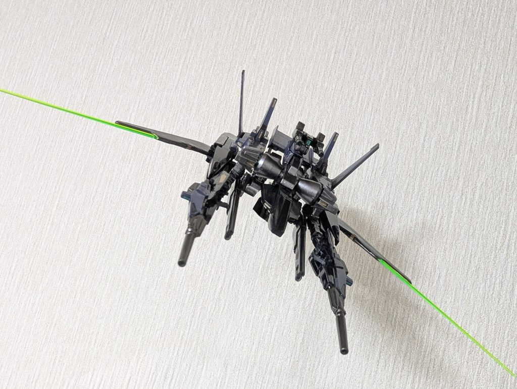翼部からはビームサーベルの発振が可能。