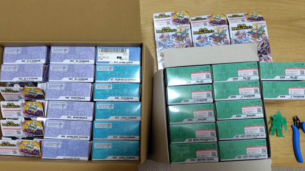 そして今日、オトナ買いして予約してたのが届きました。νガンダムは、色々したかったので3体になってラッキーでした！リ・ガズィは保険で買っておいたのですが2体入っていたので1体余りますね(gundam-kao10)箱買いの中身は、これ以上無いくらいに良い組み合わせ♥高機動型ザクIIの時は色々不満があったので、これはかなり親切になったなぁと（笑）しかし、作りきれてないものと合わせるとヤバい数に、、、早く作りたいので今作ってるのをさっさと終わらせよう(zaku-kao2)