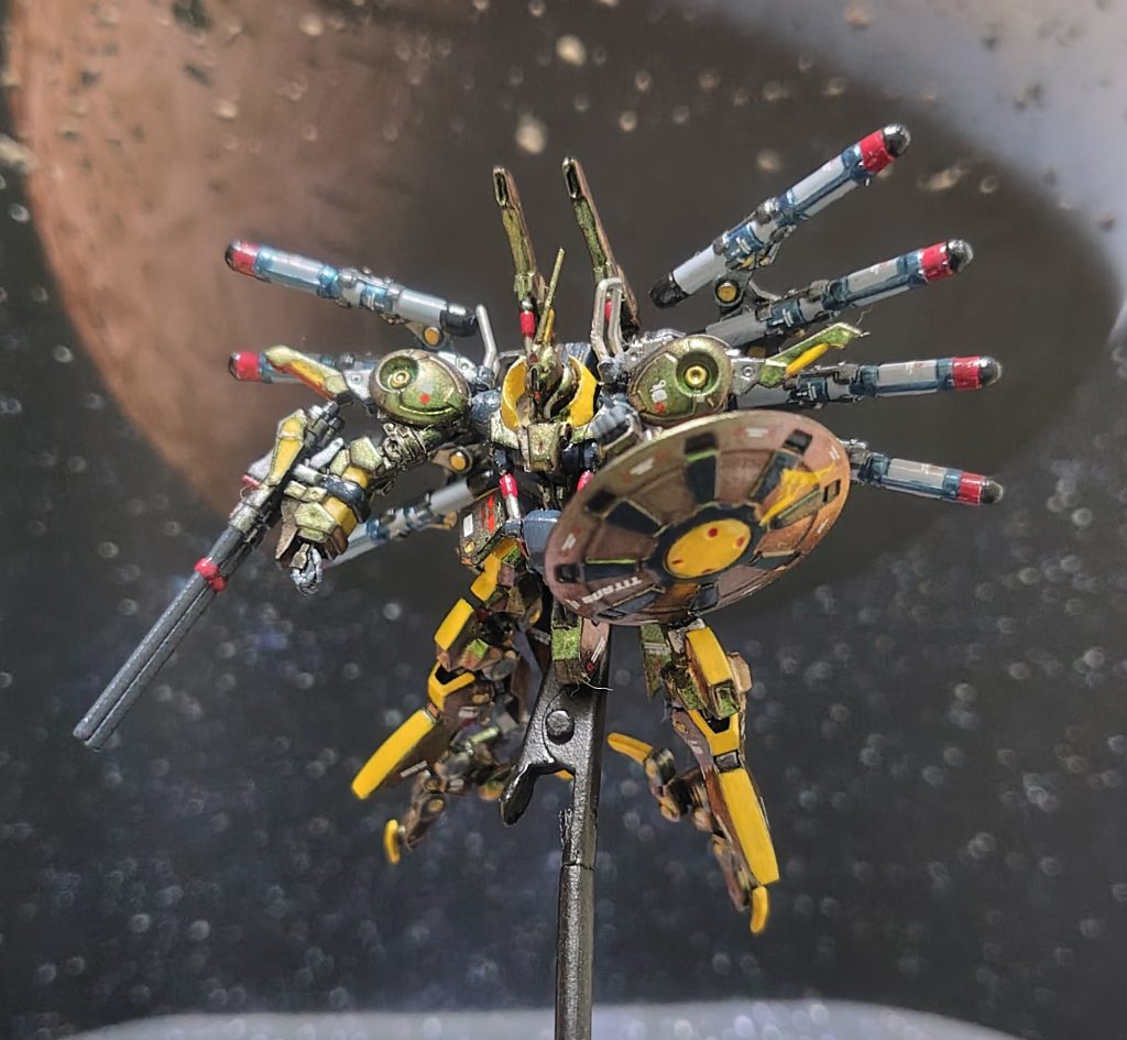 米粒の半分にも満たないような小さいヘッドパーツ。アンテナは余裕でポキっといきました(zaku-kao9)ちょっと触れただけだったのに（笑）真鍮線を接着して塗装しました。