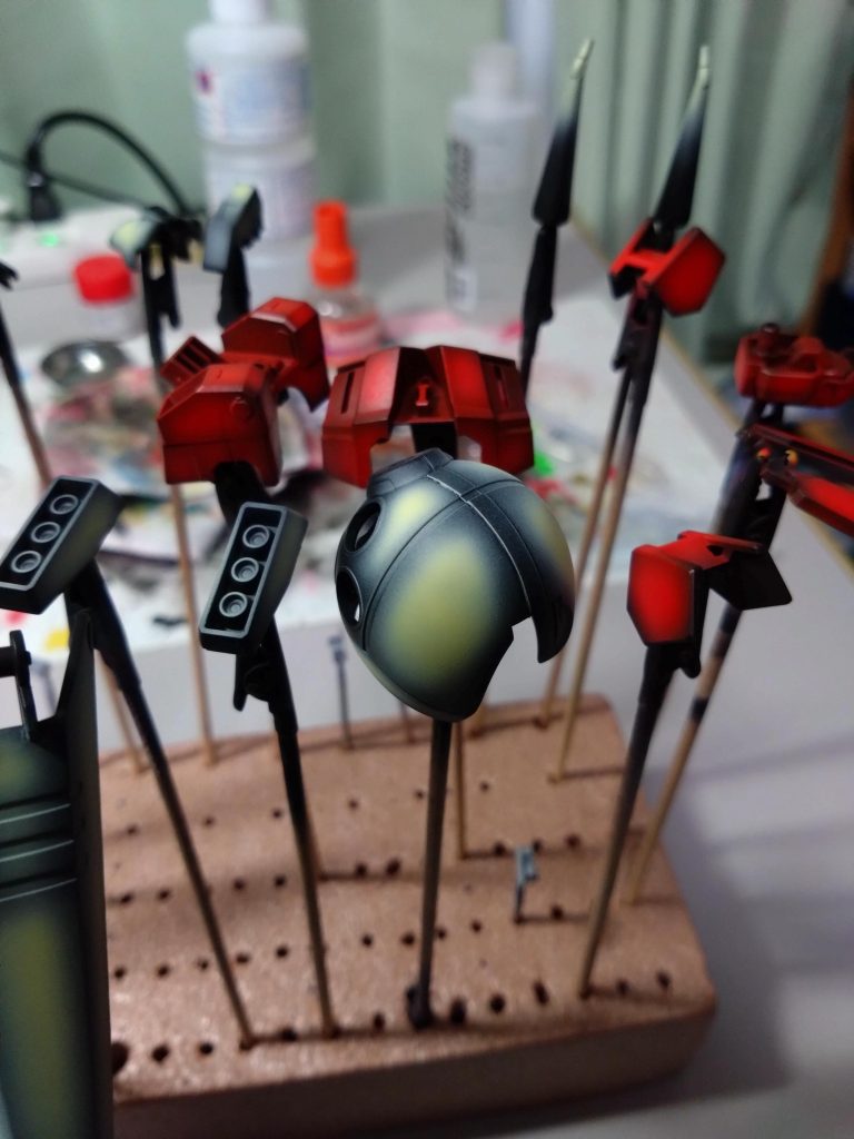 レッド系の発色のため、黒サフ→イエローサフで下地作りました。