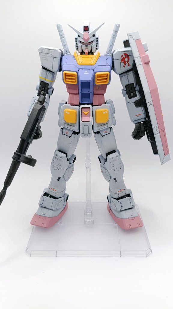 スジボリ・武器の合わせ目消し以外は手を加えずにこの完成度。肩のマーキングはMG用のガンダムデカール（連邦）から拝借。MGガンダム1.5が出た当時の雰囲気を出したかったので選びました🐎