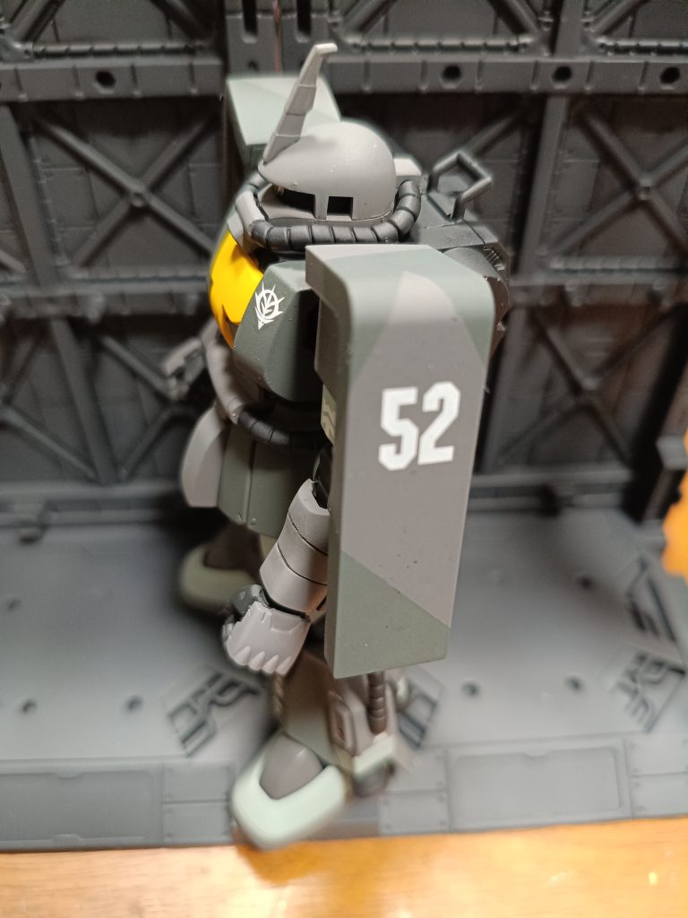 両肩は共にシールドにして戦闘機の両翼をイメージ