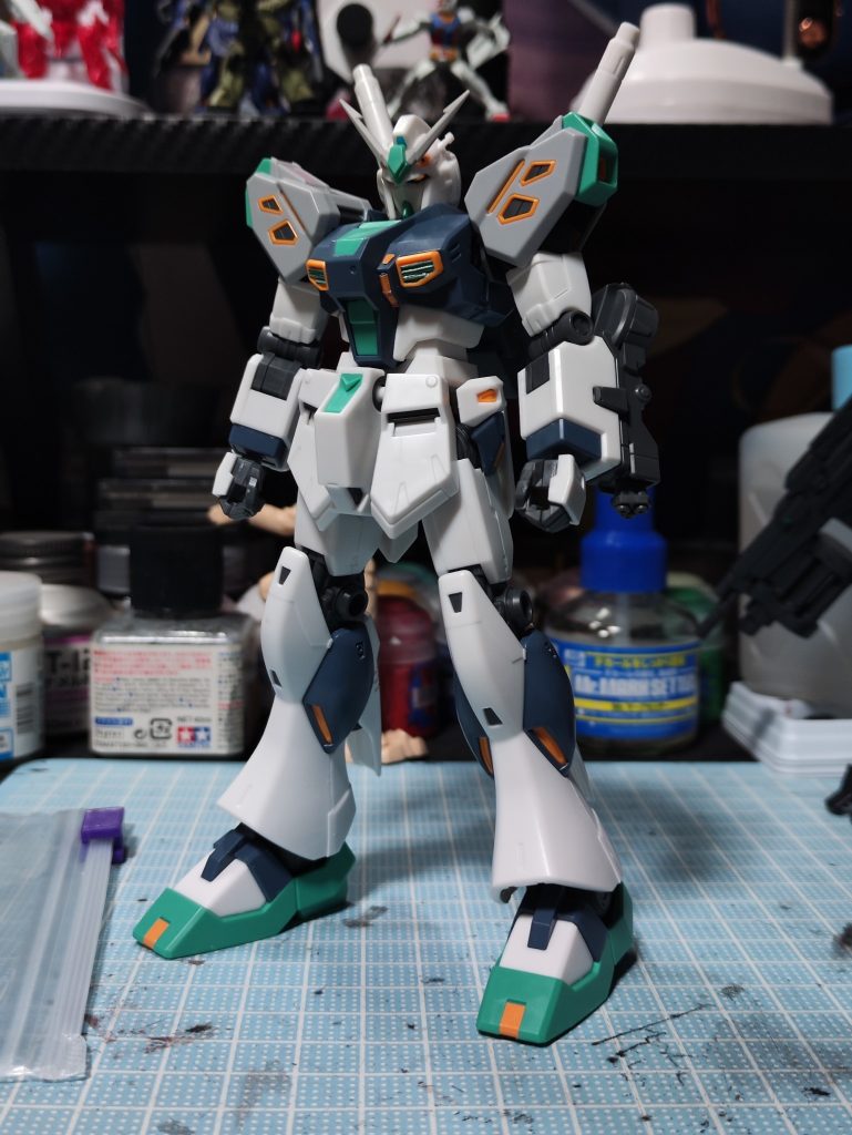 色々言われていた量産型νガンダムですが、限られた制約で拘る所はしっかり拘っているなと感じましたしとても完成度が高い良いキットだと思いました。腕のビームサーベル取り出しのギミックもカッコいいですし、左腕の武装も2パーツでしっかりとした造形で良い感じです。&nbsp;&nbsp;