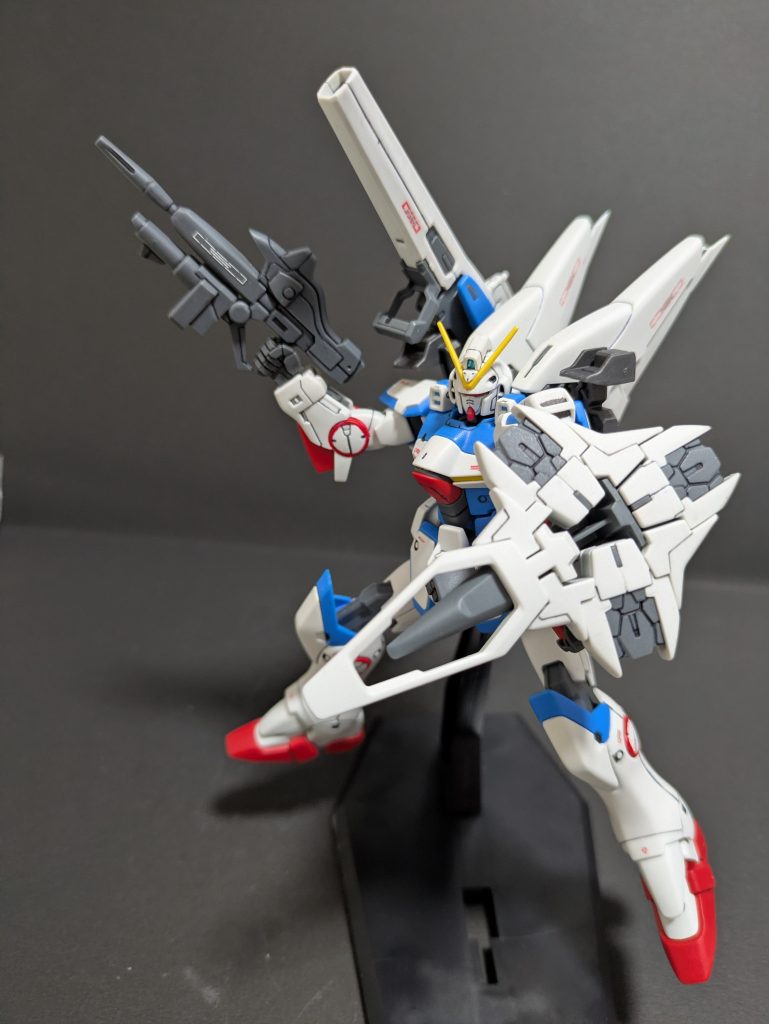 プレバン機体ですが何とリサイクルショップで1枚出費という激安販売店員さんもパーツ取りにどうぞと言ってましたが理由はいろいろ💦バックパックなどの一部接続軸の切断や破損、パーツ欠品（クリアパーツや赤い肘パーツの蓋？、二の腕の上部肩軸カバー）ライフルが接着剤でディテールが潰れてるetc.買うか買わないかは改修できるかどうか