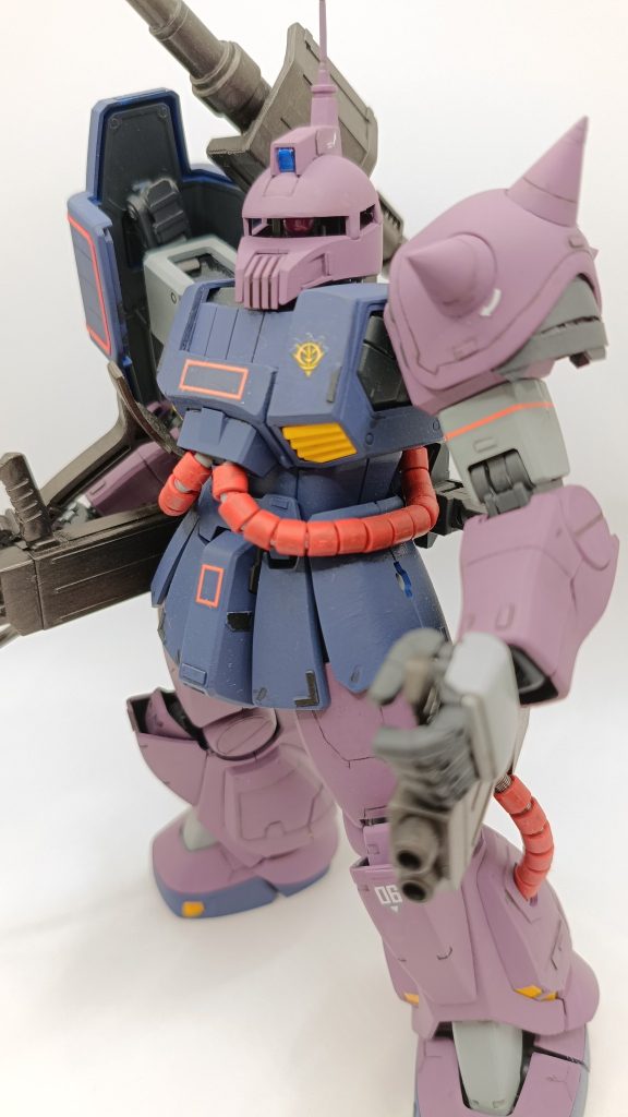 ・ヘルメット上部を幅増しして眼つきを変えたほか、胸板をプラ板で1mm盛ってマッシブな印象に。・スパイクもシャープ化したほか、横のすきっ歯なデザインが気に食わなかったのでガードを増設しました。