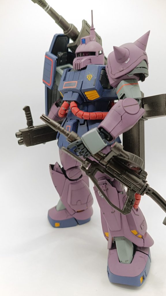 【カラーレシピ】・紫:アクリジョン（筆塗り用）のグレイッシュパープル（これでドムとか塗ったらいいだろうな〜と思います。）・胴体:ティターンズブルー・グレー:エアクラフトグレー・関節:ジャーマングレー・武器:黒鉄色