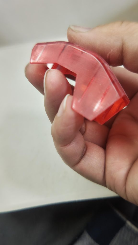 こういうヒケも全部処理しました。クリアパーツなんで6000番までかけるのが苦行でした。どうせ光沢クリア吹くしと6000番までで諦めてます笑