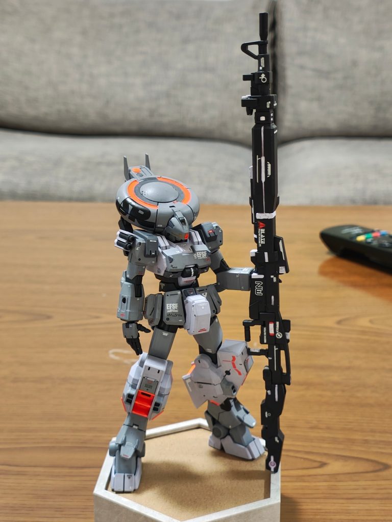 百均のいい感じのに乗せてます。今回は久しぶりにデカール頑張りました!スターウォーズのロゴデカールを挑戦した甲斐がありました笑笑頑張ったの以前のドム以来なんですが、今回は全部水転写式です！！
