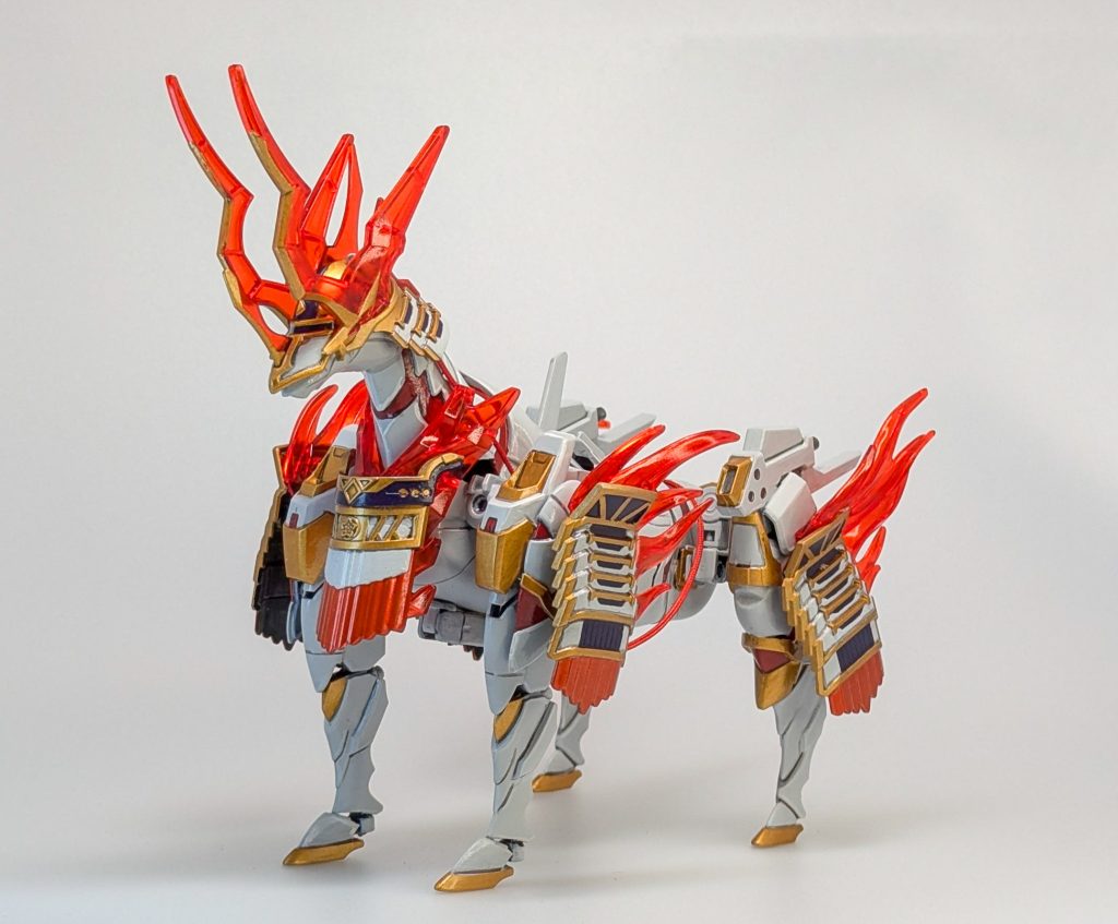 信長専用軍馬に、ビギニングガンダム等のパーツを組み込んで作りました。カラーリングを黒から白へ変更しています。装具の塗り分けが大変でした