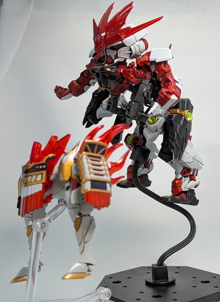 戦国アストレイを合体形態に変形させ、馬メカの前脚を合体させることで、合体させるギミックを追加しました。