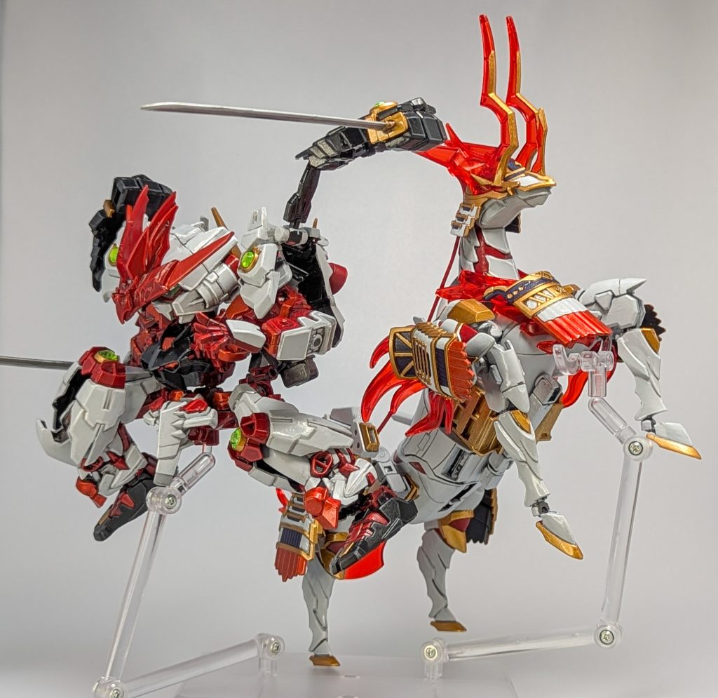 フレーム構造にしたり、関節を追加したりしたので、両機ともデフォルメ体型ながらよく動きます。