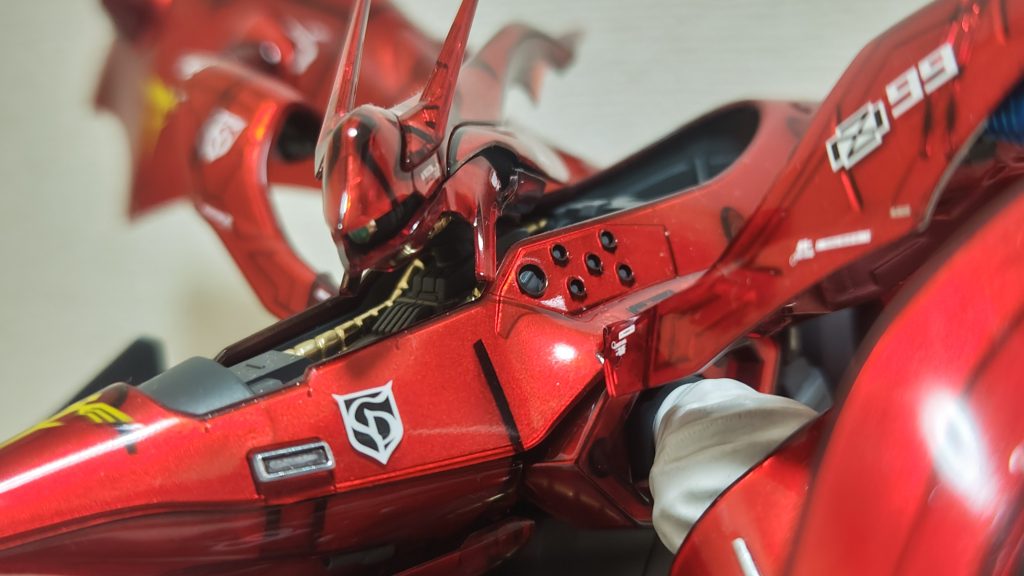 モノアイはハイキューパーツとレジンを使ってます。レジンには蛍光塗料も混ぜてるのでブラックライトで発光します