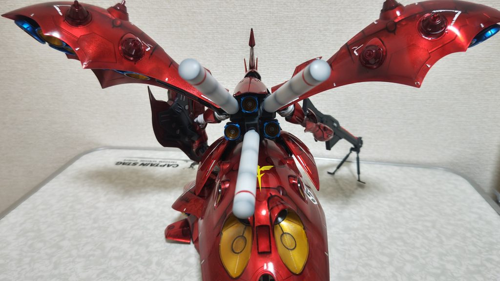 バックショットプロペラントタンクもクリアホワイトでしたが、タンクがクリアって意味が分からなかったので白のグラデーション塗装しています。