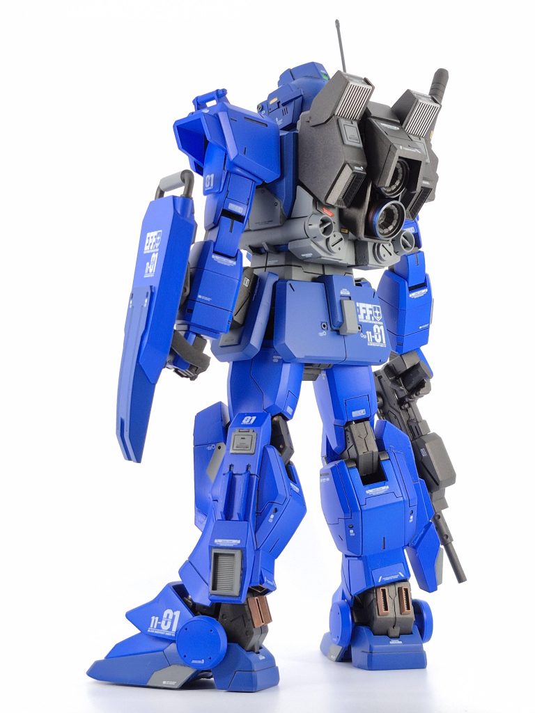設定の形状が好みではありませんでしたのでガンダムストームブリンガーのバックパックを流用、EXAMシステム起動時の機体冷却の必要性から冷却フィンを設置しています。バックパック下に腹部有線式ミサイルランチャーのミサイル装填機構を設けています。
