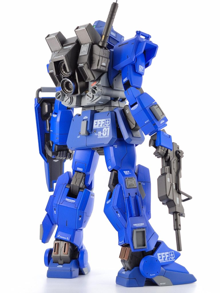 設定ではビーム・サーベルは陸戦型ガンダムと同様の2基装備とされておりますが、敢えて1基とし、バックパック側面に常備する形としました。
