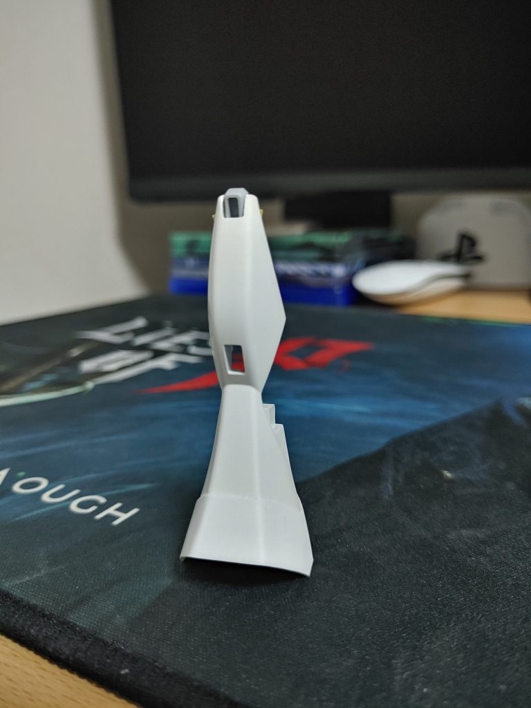 脚には膝の切断と足首にプラ板を追加する作業を行いました。