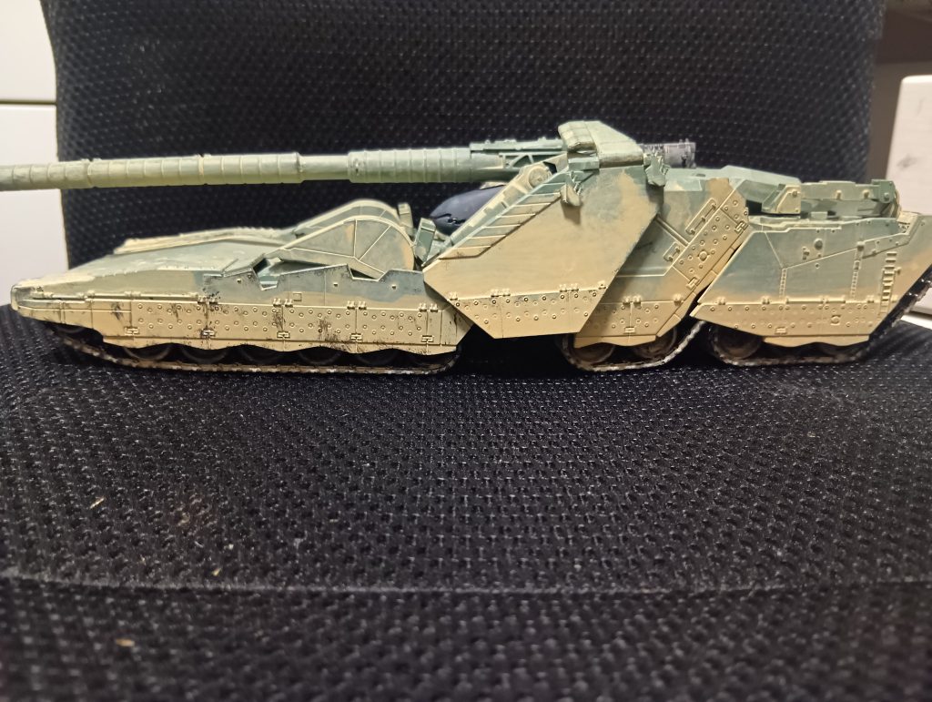 ウウェザリング。砂漠を疾走した状態を再現するために、クレオスのサンディウォッシュを使用。塗装剥げを再現するためにクレオスの焼鉄色でチッピングをしましたが......ミスですね。変にやったので違和感が出てしまいました。次はEXモデルのオッゴを作る予定なので、今回の経験を活かしていきたいです。