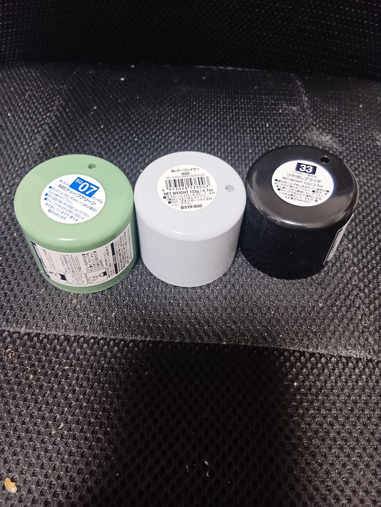 使用塗料メインはガンダムカラーのMSディープグリーン。黒はクレオスのつや消しブラック。砲塔などにはクレオスの焼鉄色。ウェザリングはクレオスのサンディウォッシュ。