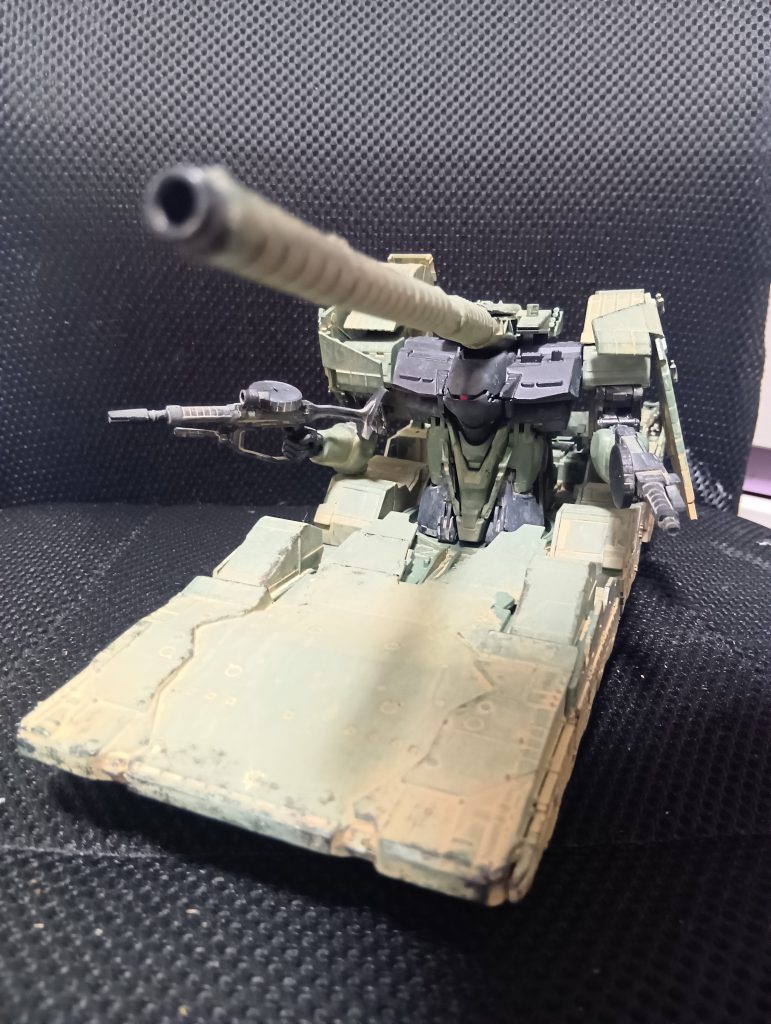 もちろんヒルドルブなので変形もします。写真撮るのが下手くそですいません.....ザクマシンガンなどにはクレオスのつや消しブラック。