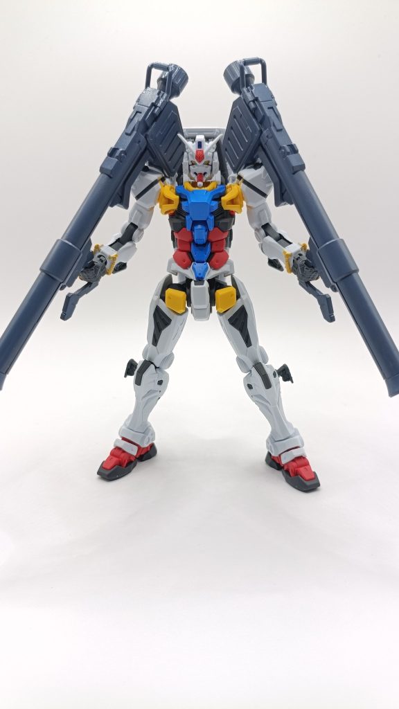 当初は成型色仕上げで済ませようと思っていたのですが、思いつきで胴体ブルーをアニメカラーにしてみたらところ、とんでもなく化けたので顔もオリジナル準拠で赤色を足しました。