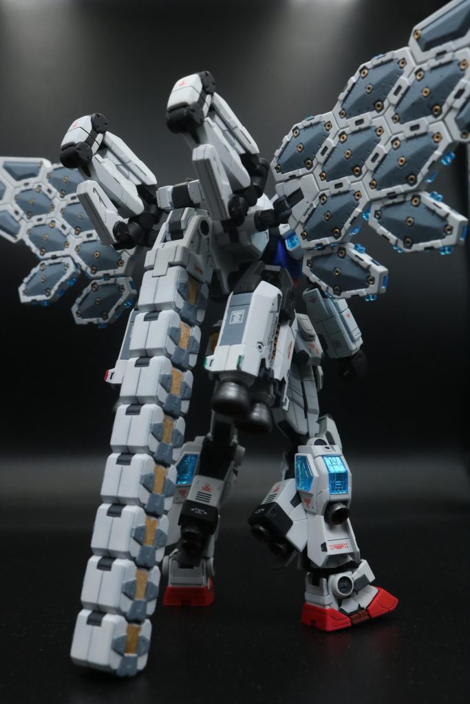万博ガンダム–3枚目/制作者：ヒロハル