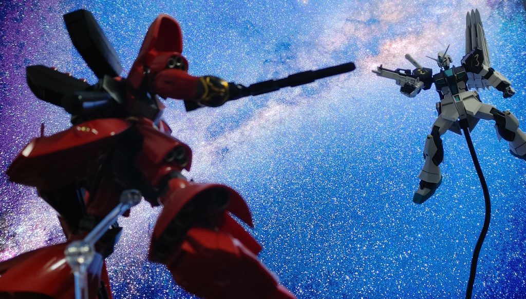 本来は対峙すべきクシが私にはいない関係で、ニューガンダムと言えばサザビというイメージがあり、ソデツキのサザビとの対峙シーンを撮ってみました。