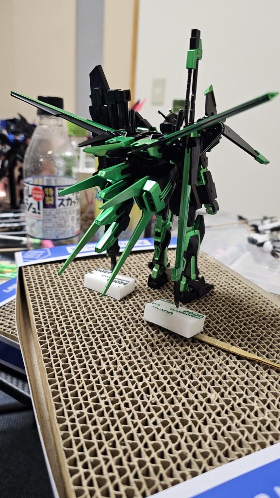 後ろから。ソードがエールの羽とランチャーの肩に干渉するので少し斜めに付けてます。色はガイアの蛍光グリーンを採用。ライトグリーンで割といい感じでした。