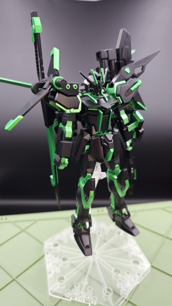 今回はEGストライクガンダムリサーキュレーションカラーをベースにオプションパーツを追加してパーフェクトストライクにしてみました。