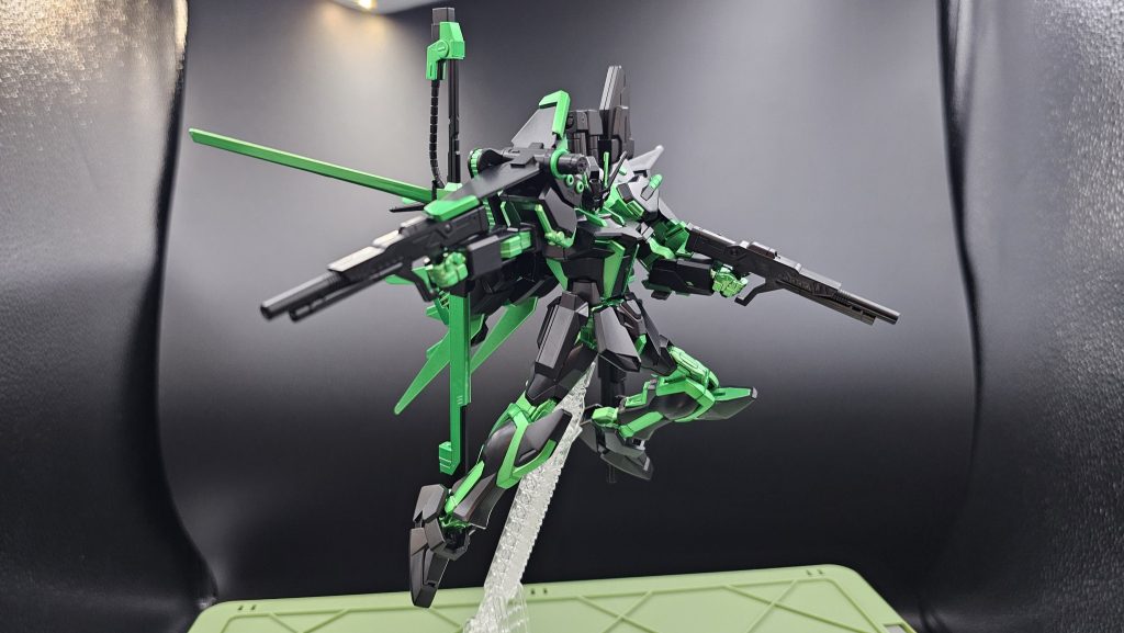 オプションに付属のビームライフル装備。リサーキュレーションカラーにも付属するので2丁持ちです。