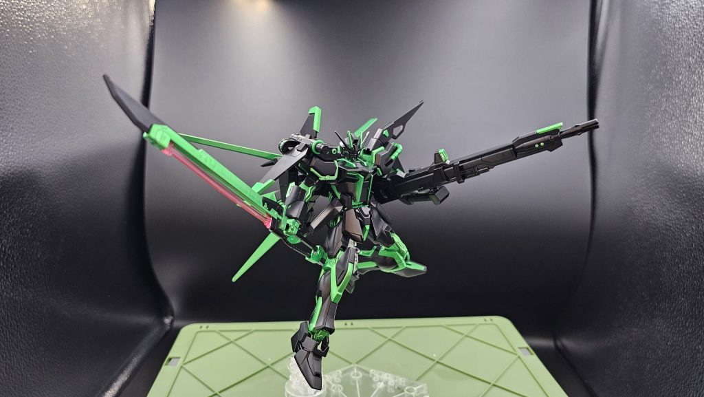 ランチャー&ソード。ランチャーがびっくりするくらい干渉してこの角度が限界でした。※ソードストライクのシールドはランチャーにも肩にも干渉して肘が曲がらないので外してます。