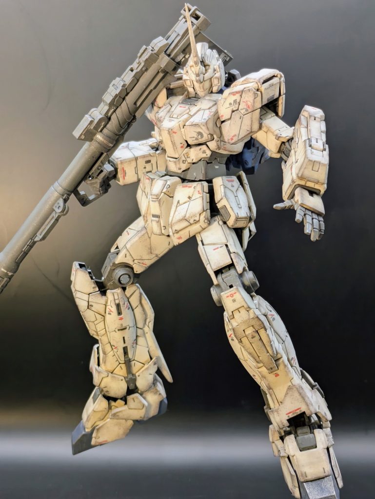 装甲の隙間から あちこち覗ける、クリアーピンクのサイコフレームをジャーマングレーで塗り潰し👍️