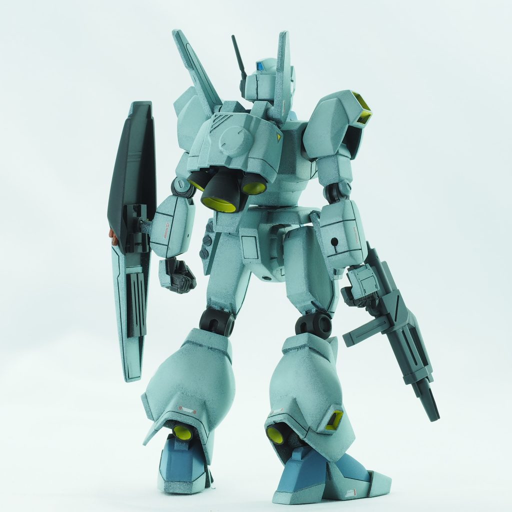 旧キットのジェガンです。素組みでも各部の造形はかなり良好な一品を、さらに設定画ぽくメリハリのある力強いスタイルを目指しました。いきなりマリーダさん風のセリフですが、イメージはロールアウトしたてのラー・カイラム配備機です。