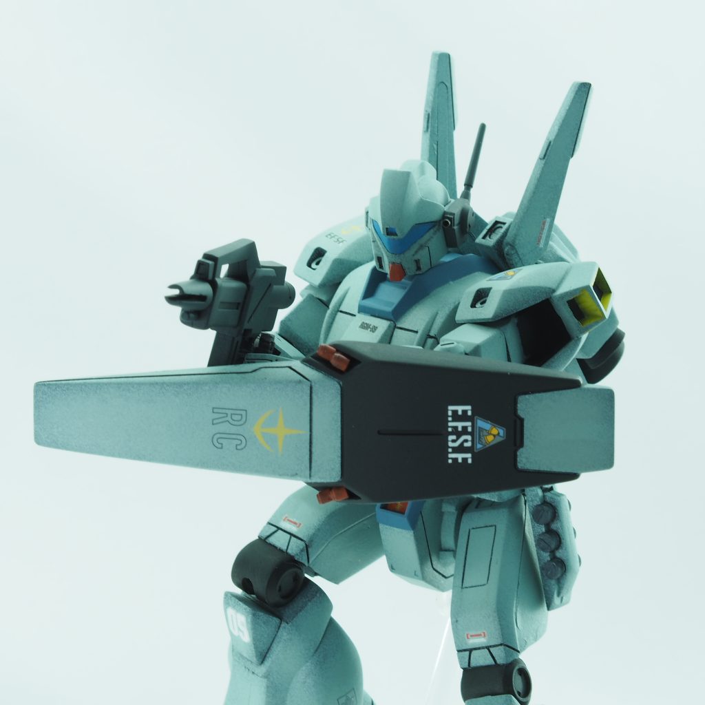 ビームライフルはジャンクのHGUCのものに銃身短縮、後端部の小型化といった改造をしました。時短&省エネでポン付けするつもりが、結局シルエットに拘ってしまいました😅