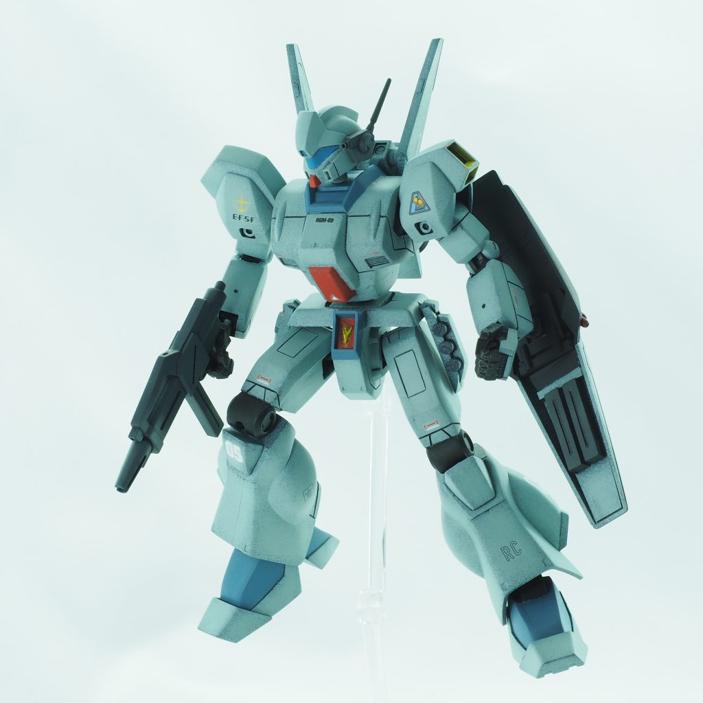 シールドは裏地を作成して接続をBJ化(「創通エージェンシー」のロゴの隠蔽を兼ねて😅)ミサイルも小さく弱そうなので市販パーツに置き換えたり、予備マガジンも作りました。ミサイル基部がきっちり収まってない上、ちょっと飛び出し気味なのは技術不足…無念!