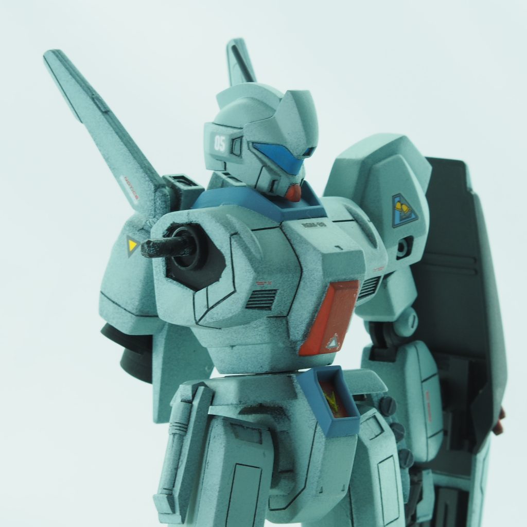 肩が上すぎる気がしたので位置を変更。たぶん1.5mmくらい下がってると思います。腕を接続するボディの黒い部分(フレーム?)も設定画風に再現しました。