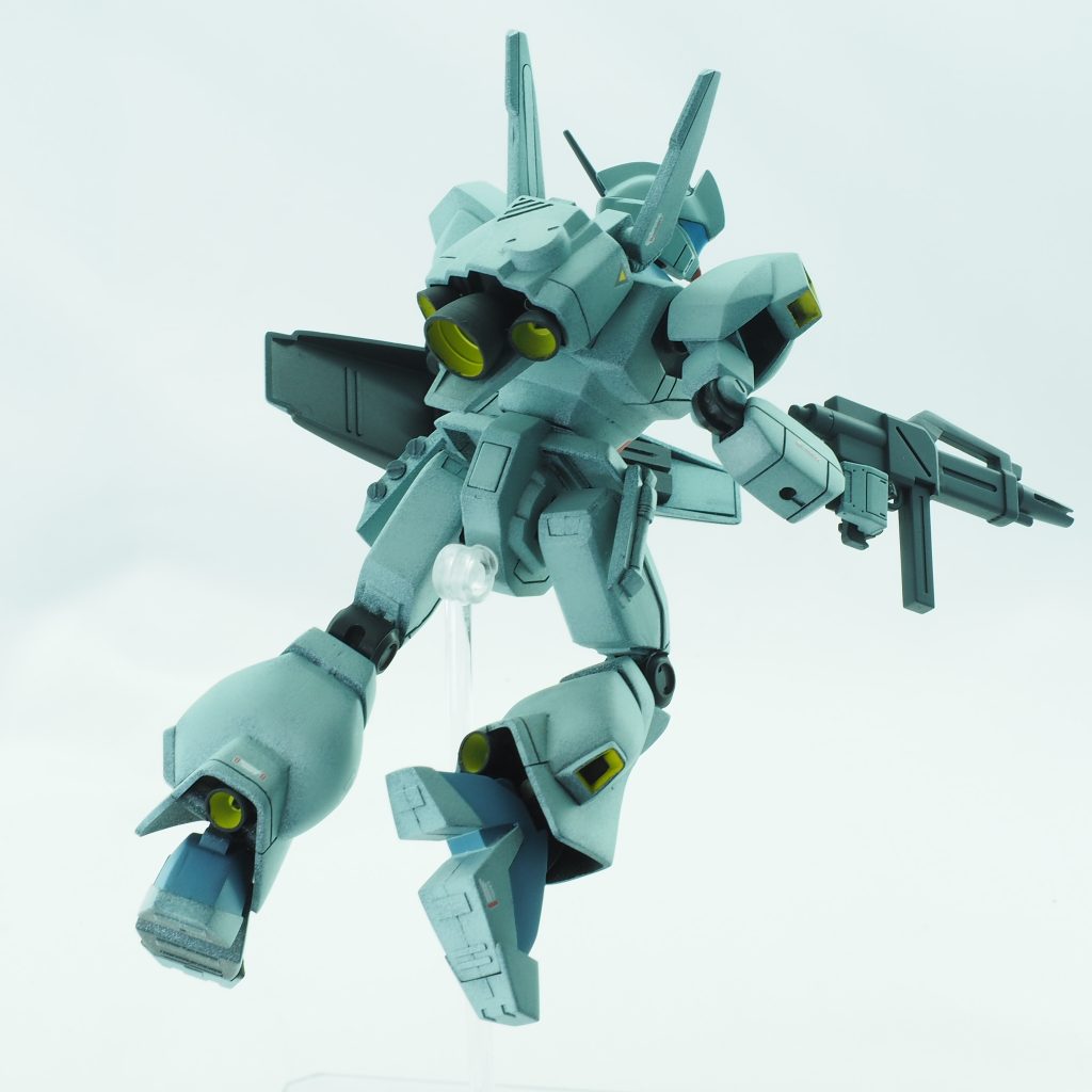 大半の旧キットはボディが寸詰まりで、延長工作必須ですが、このジェガンに関しては逆でした。一番下のブロックを切り飛ばし、回転軸を追加して短縮+腰の捻りを可能にしました。少し引き出せば更に捻っていい表情が出せます。