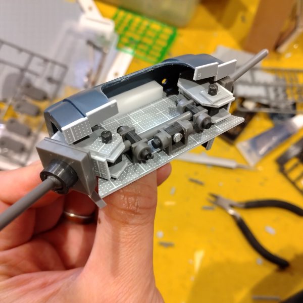 1/144ドムやったんで、勢いで手を付けようと思います。これは青バンダイの再販品で、デカールがまだ生きてるので活用したい！1/144では可動は求めませんでしたが、今回はけっこう動かしたいなぁと思い間接を仕込んでます。ギラ・ドーガがなかなか上手く進まないので、箸休めのつもりがこっちも作業量はそこそこになりそうです😂（3枚目）