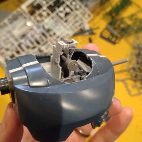 内部にフレームを作り、頭部の着脱化と可動モノアイを仕込みました。トサカ？も少し突き出す感じに腹部はインナーを作り、ちょいとばかし前屈みができるようにしたいと思います。（2枚目）