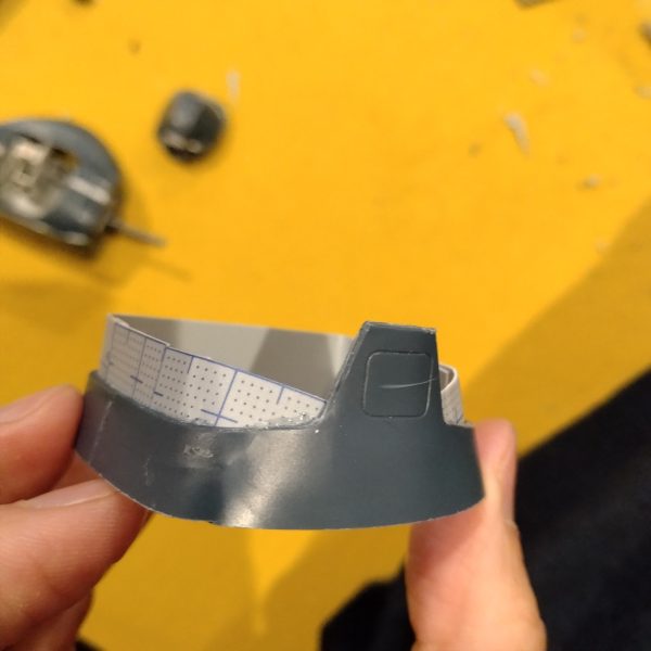 内部にフレームを作り、頭部の着脱化と可動モノアイを仕込みました。トサカ？も少し突き出す感じに腹部はインナーを作り、ちょいとばかし前屈みができるようにしたいと思います。（3枚目）