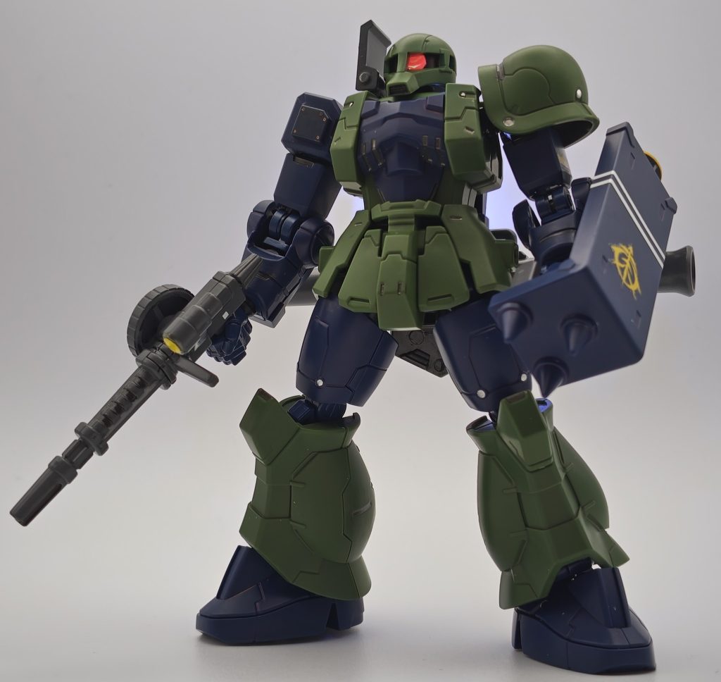 フル装備で前から組んだ後に見える範囲のフレーム部分と武装を水性ホビーカラーで筆塗りしています。装甲部分はメラミンスポンジでツヤを抑えた後にコピックライナーでスミ入れ、水性アクリルマーカー等で部分塗装しました。モノアイは百均材料を使用してUVライトを当てると光るようになっています。好みで元のサイズより少し大き目にしてあります。