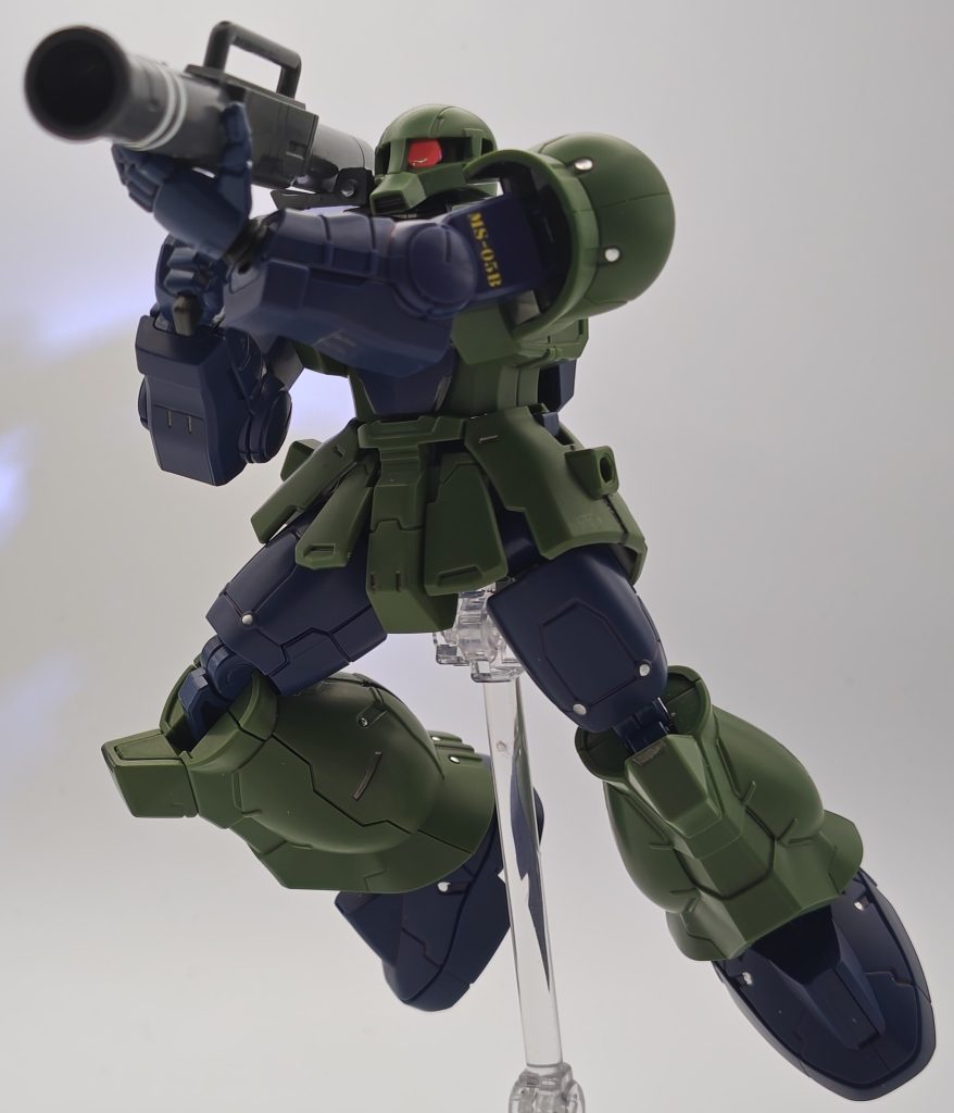 バズーカを構えて。Gフレームの可動域とマッシブなシルエットのお陰で力強く撮れた気がします。バズーカとシールドにはアクセントで白ラインを入れましたが、意味は特に考えていません😅何か意味が発生してしまっていたら教えて頂けると助かります。