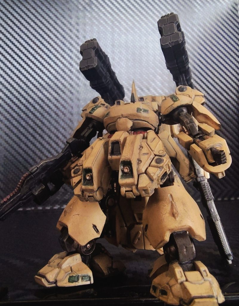 デフォルトに寄せつつ少し落ち着いたタンカラーで塗装。粗をごまかすために汚しを少し入れています。いつかはキッチリ塗り分けた綺麗な作品も製作してみたい…！